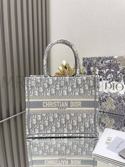 Женская сумка Dior Book Tote серого цвета