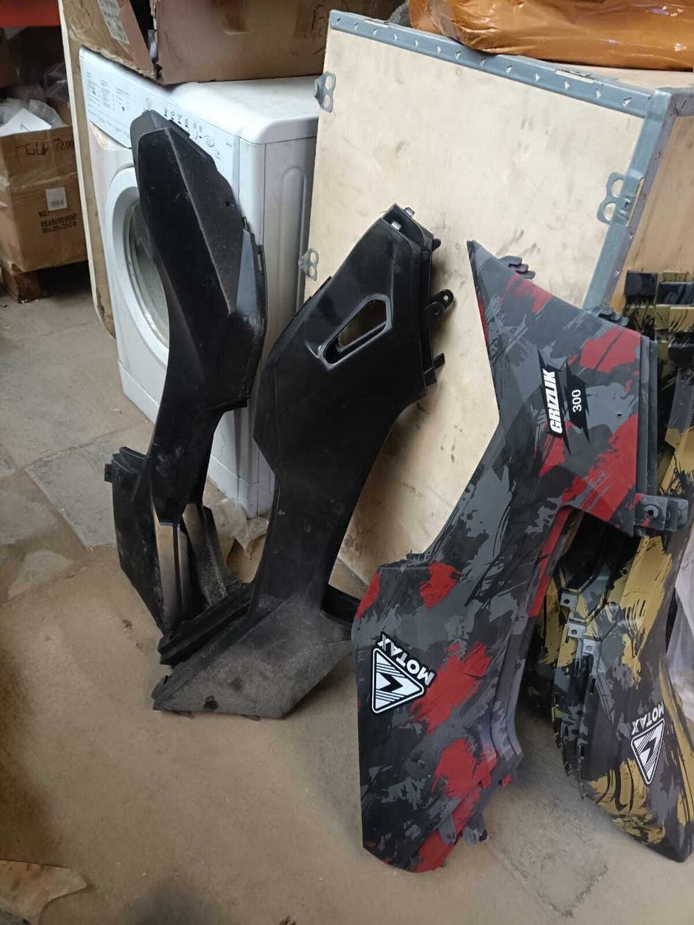 Пластик боковой левый /GRIZLIK 300