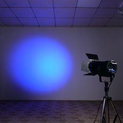 LED Fresnel Spotlight with Auto Zoom — Fresnel прожектор 350 Вт RGBW с авто-зумом 15–50°
