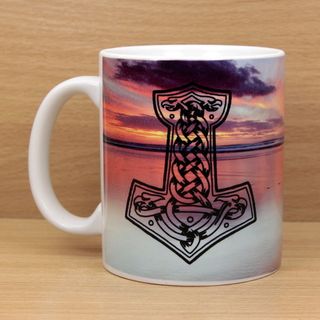 Кружка Молот Тора на фоне заката (041)