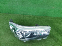 Битая Фара правая Toyota Hilux 8 (2015-2020) LED