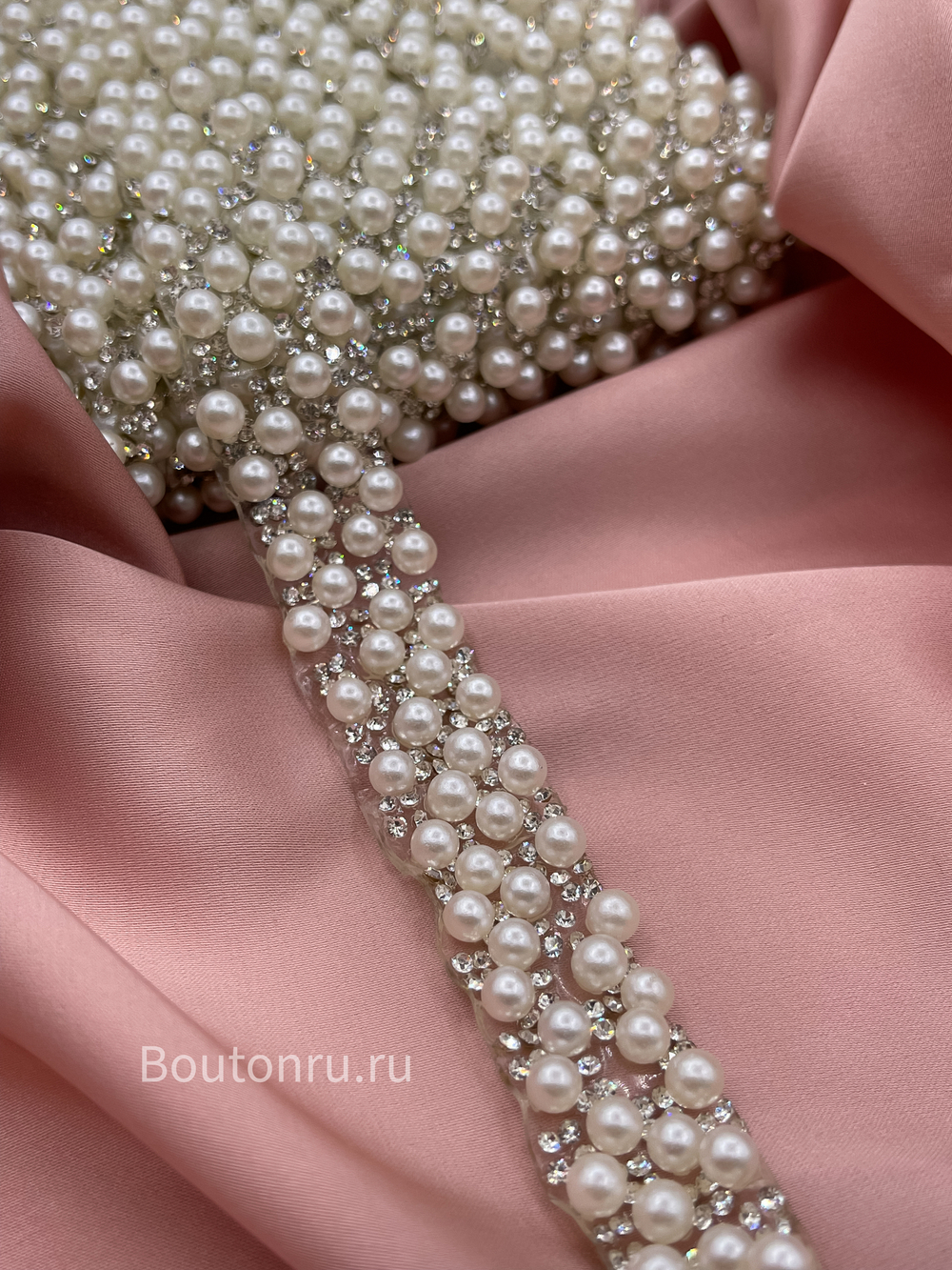 Тесьма термоклеевая с жемчугом и стразами 18 мм скидка