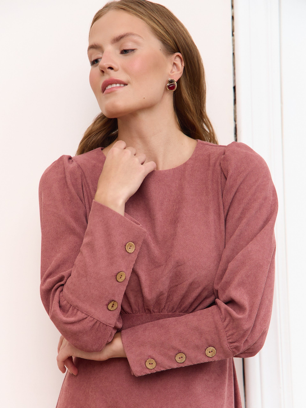 Платье с широкими манжетами