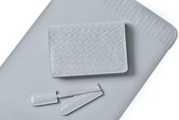 Настольный набор из серой кожи treccia