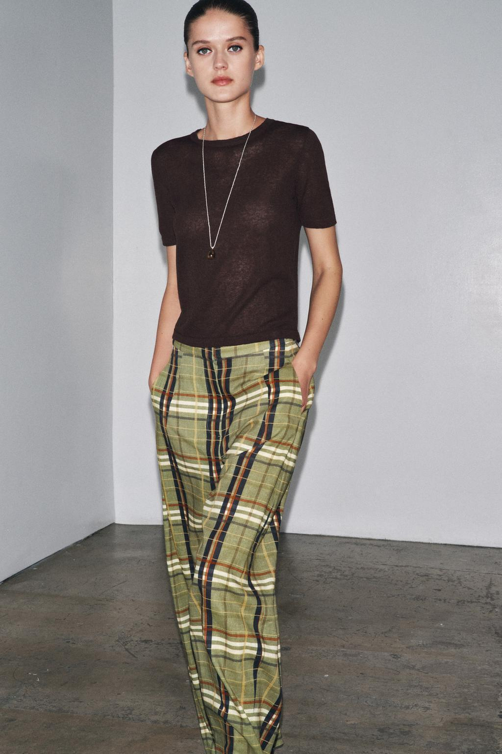 ZARA ТРИКОТАЖНЫЙ ТОП ИЗ ЛЬНА С КОРОТКИМИ РУКАВАМИ, ТЕМНО-КОРИЧНЕВЫЙ