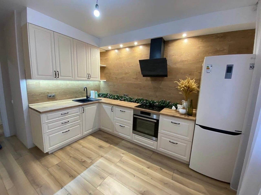 Угловая кухня — корпус ЛДСП 16 мм Kronospan, фасады МДФ 19 мм, столешница HPL 40 мм