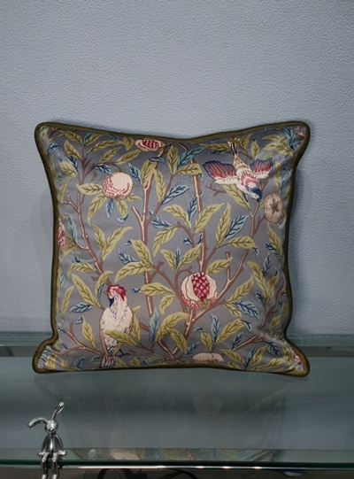 Бархатная подушка с дизайном по мотивам Уильяма Морриса
