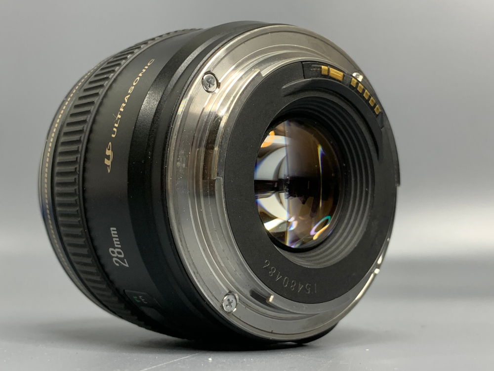 Canon EF 28mm 1.8 USM царапина на линзе