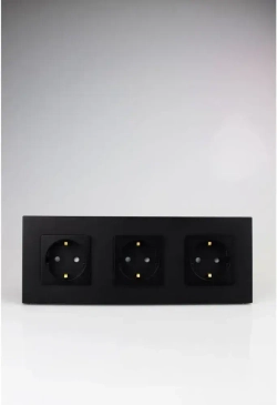 Розетки черные тройные с заземлением