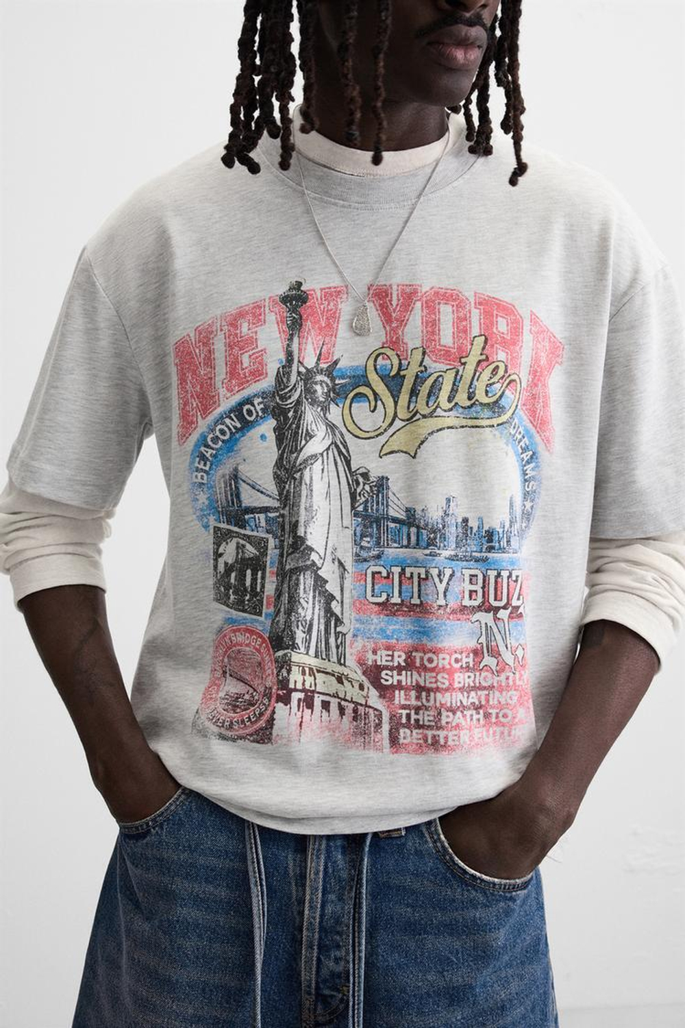 ZARA ФУТБОЛКА ИЗ ТКАНИ С ЭФФЕКТОМ ПОТЕРТОСТИ С ПРИНТОМ, СЕРЫЙ