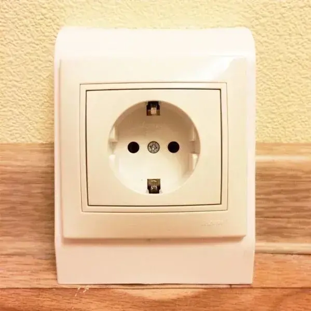 Монтажный бокс для плинтуса, короб в плинтус для розеток