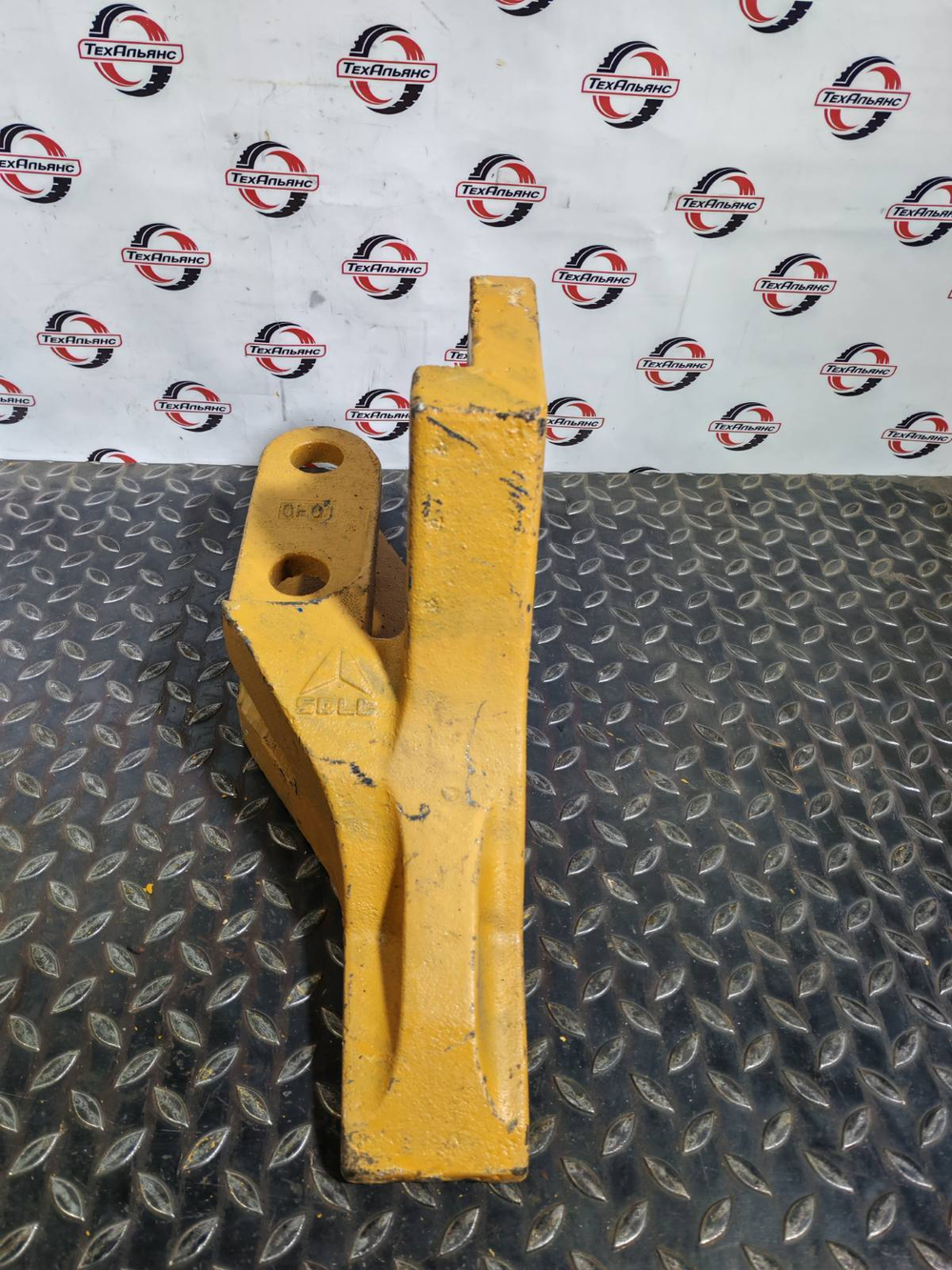 Зуб болтовой правый 4043000063 SDLG