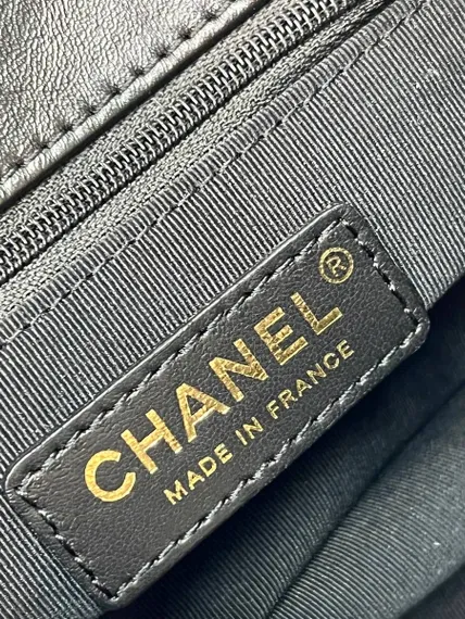 Черная стеганая сумка Chanel из состаренной телячьей кожи