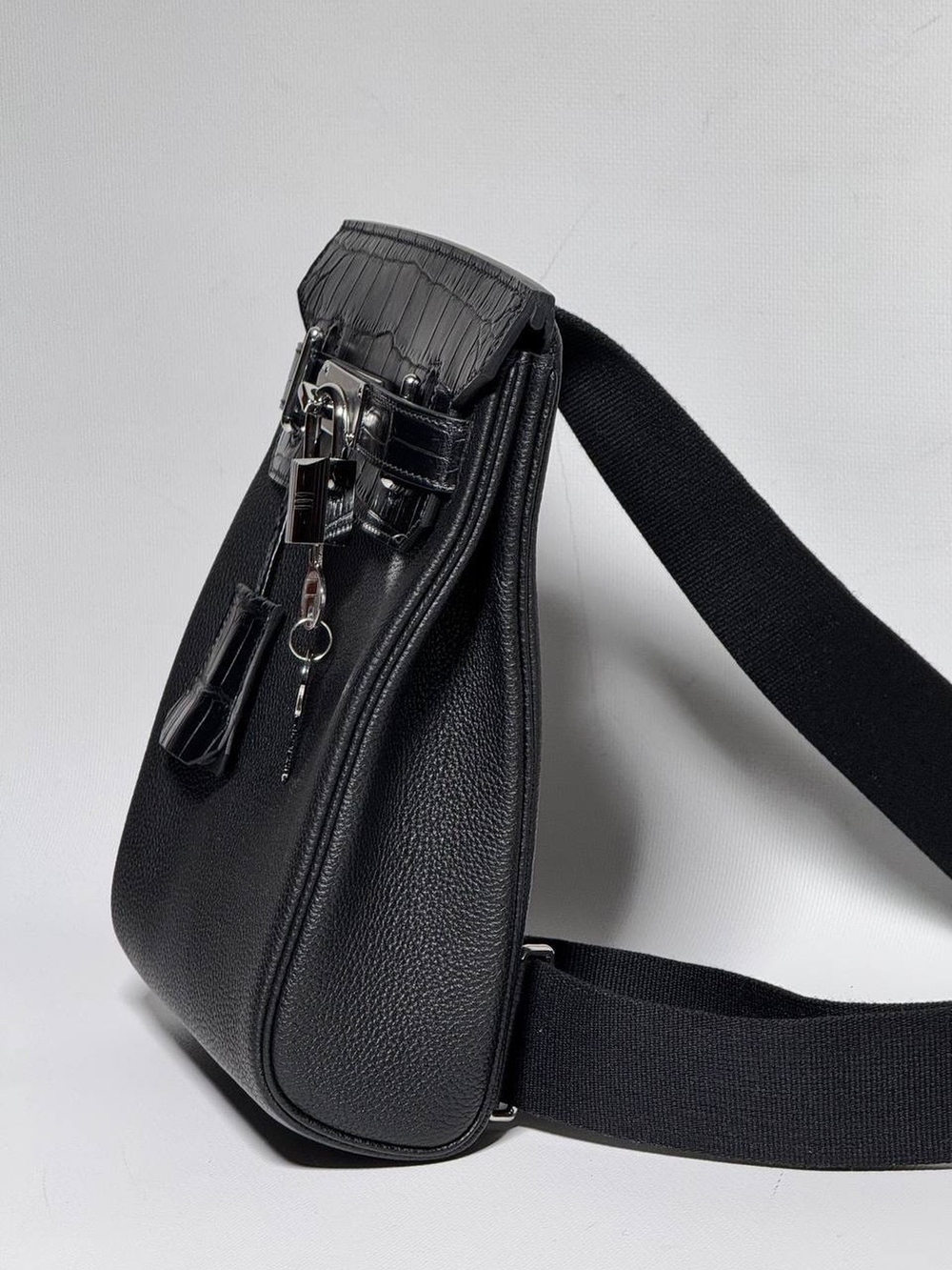Нагрудная сумка-слинг Hermes со вставками из кожи крокодила