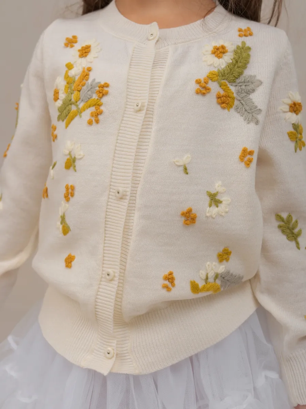Кофта для девочки на пуговицах с вышивкой
