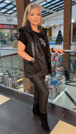 Черный стеганный жилет со стразовым принтом