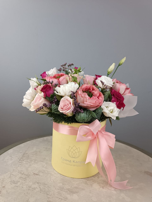 Уютная композиция с розой и белой эустомой