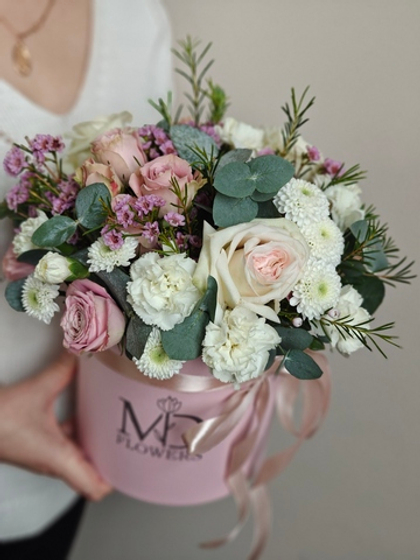 Шляпная коробка в нежных тонах с пионовидными розами