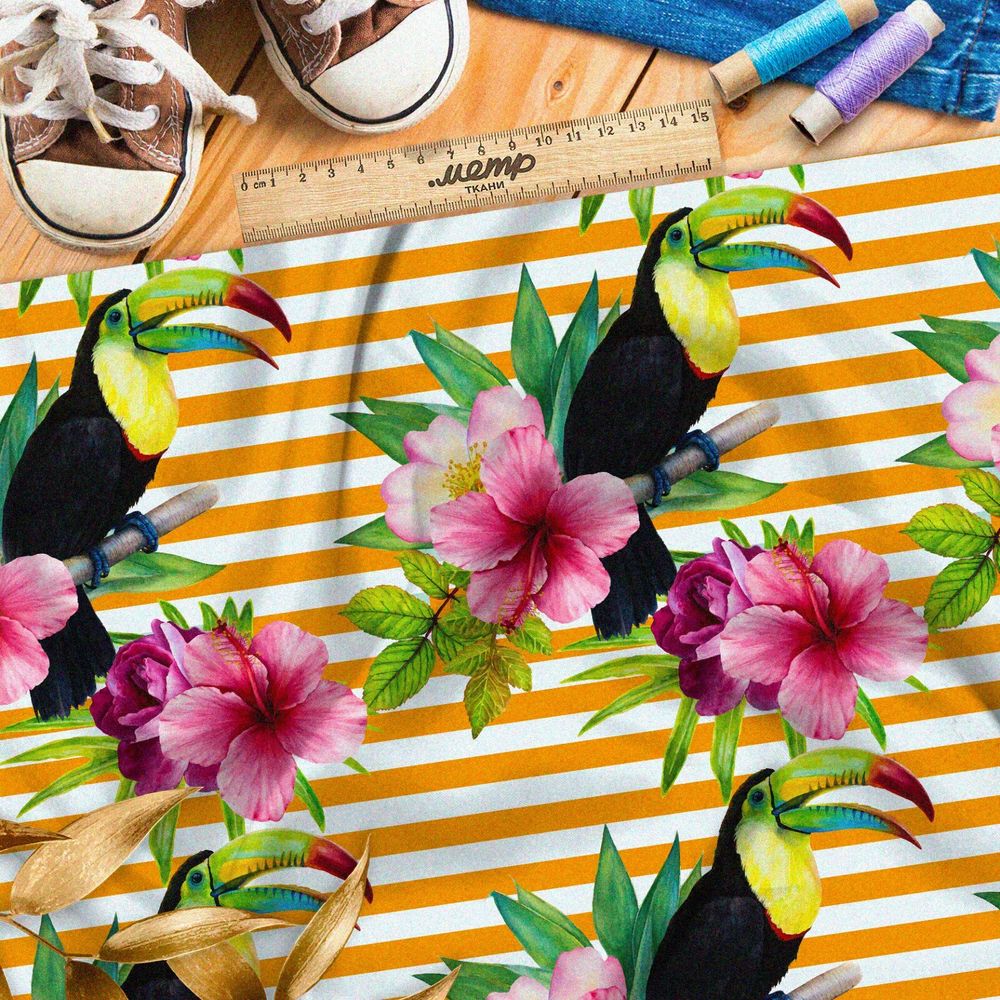 Ткань муслин реалистичные петуньи и туканы на ярком полосатом фоне