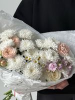 Букет сборный из хризантемы, маттиолы, ромашки и кустовых пионовидных роз