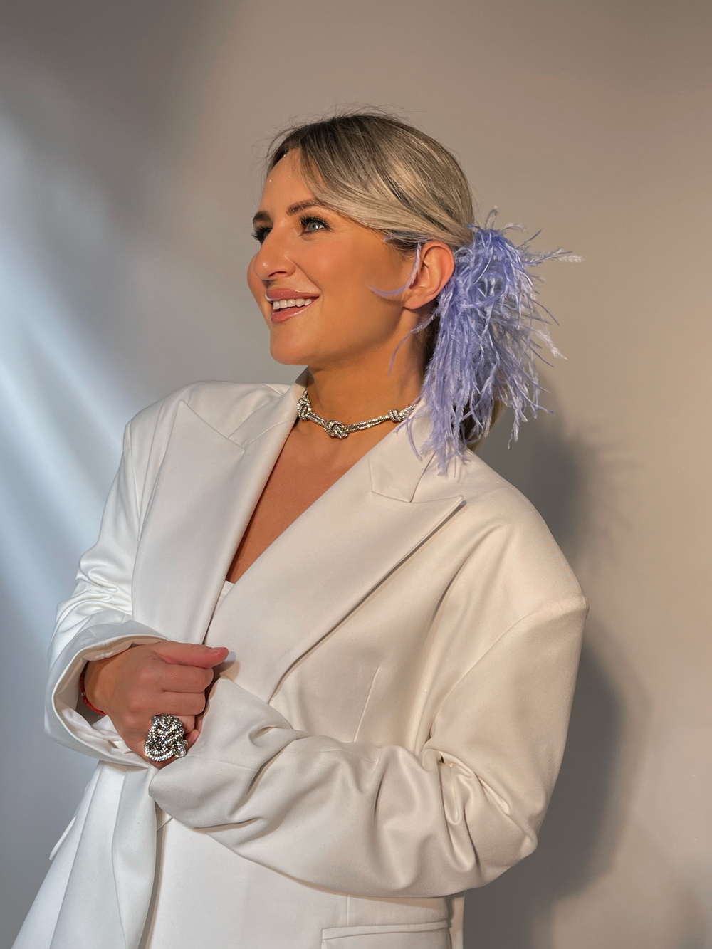 Заколка с голубыми перьями