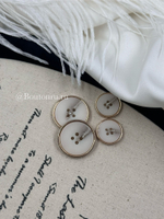 Пуговицы на прокол светло-бежевые с прожилками в золотистом металлическом обрамлении