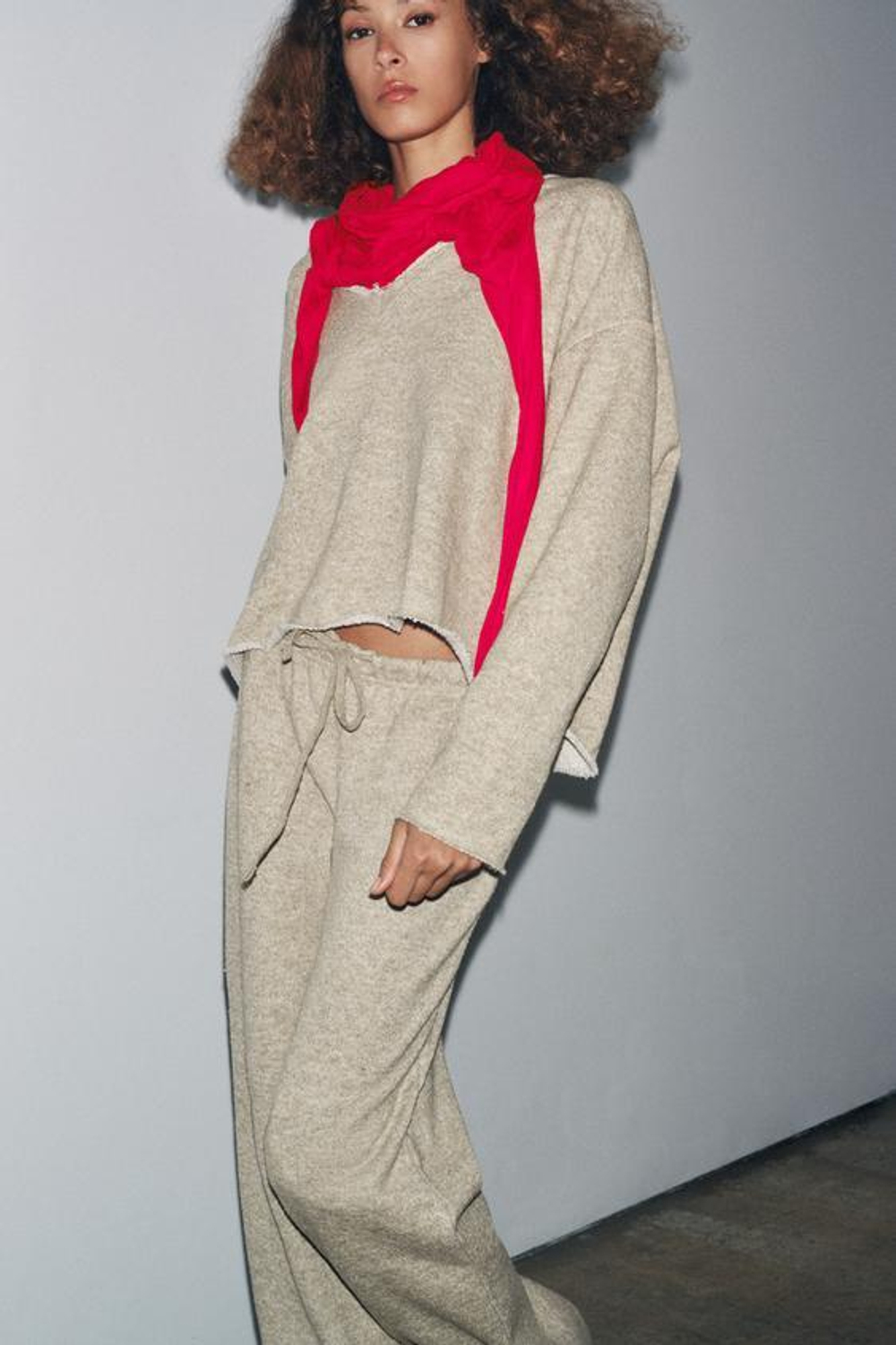 ZARA ТОЛСТОВКА В СТИЛЕ РУСТИК С V-ОБРАЗНЫМ ВЫРЕЗОМ, НЕЖНО-КОРИЧНЕВЫЙ