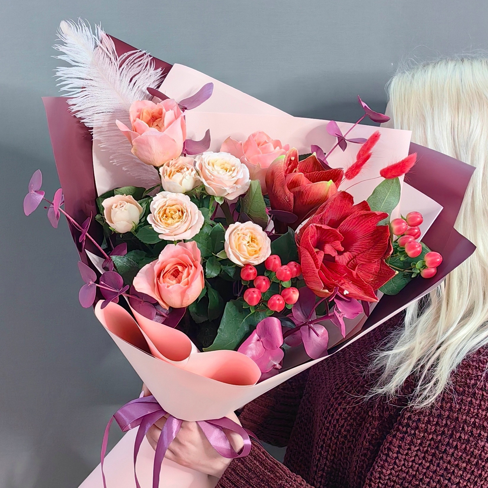 Авторский букет с красным амариллисом