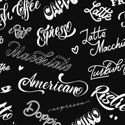 Кофейные напитки леттеринг на черном фоне