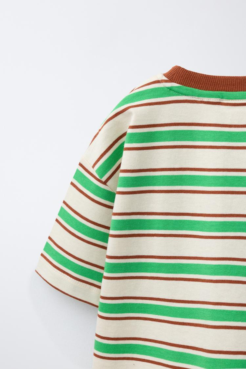 ZARA ФУТБОЛКА В ПОЛОСКУ С ВЫШИТЫМ ЛОГОТИПОМ, ЭКРЮ/ЗЕЛЕНЫЙ