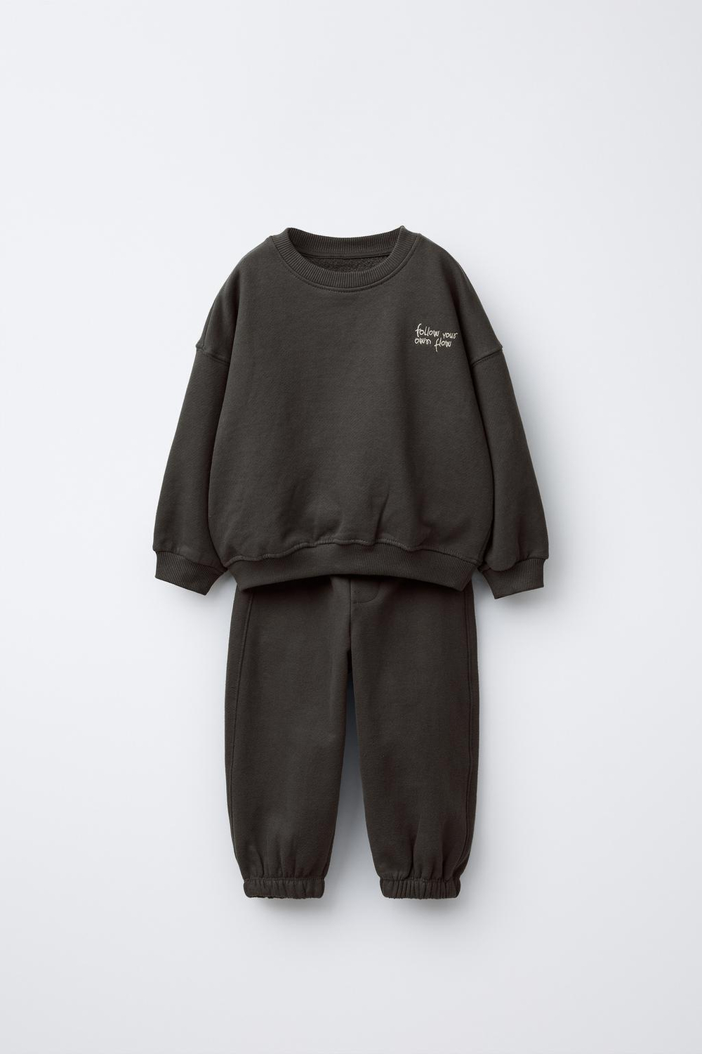 ZARA КОМПЛЕКТ ИЗ ТОЛСТОВКИ И БРЮК-ДЖОГГЕРОВ С ВЫШИТОЙ НАДПИСЬЮ, ЧЕРНЫЙ