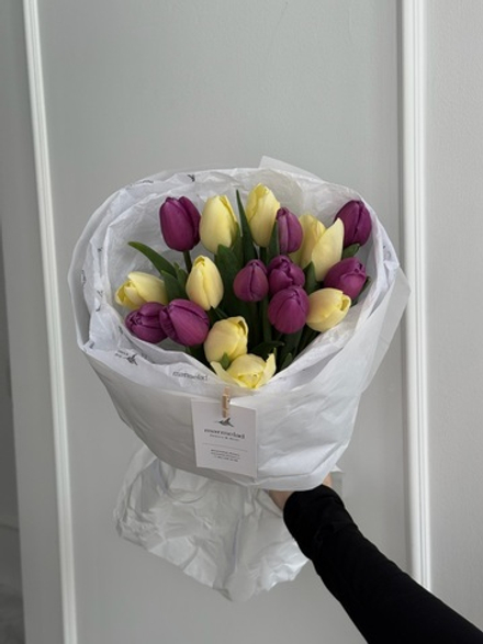 Букет из 17 фиолетового и желтого тюльпана-S доступен к заказу с 3.03.2026