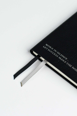 Еженедельник датированный 2026 ESCALADA, А6+, 80 л., арт. 70341/ 20 ШЕВРЕТ ГЛОСС ЧЁРНЫЙ (кожзам: 134х189 мм, мягкий переплёт, запаянный край, материал обложки: искусственная кожа "Шеврет глосс"; декор: тиснение фольгой, металлический шильд по краю об