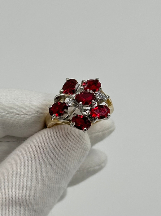 Кольцо с красными кристаллами