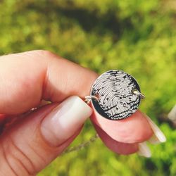 Серебряный браслет монетка с гравировкой отпечатка пальца на заказ