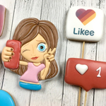 Девочка №8 с телефоном