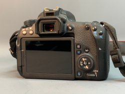 Canon 77D kit 18-55mm 3.5-5.6 IS STM 15.700 кадров