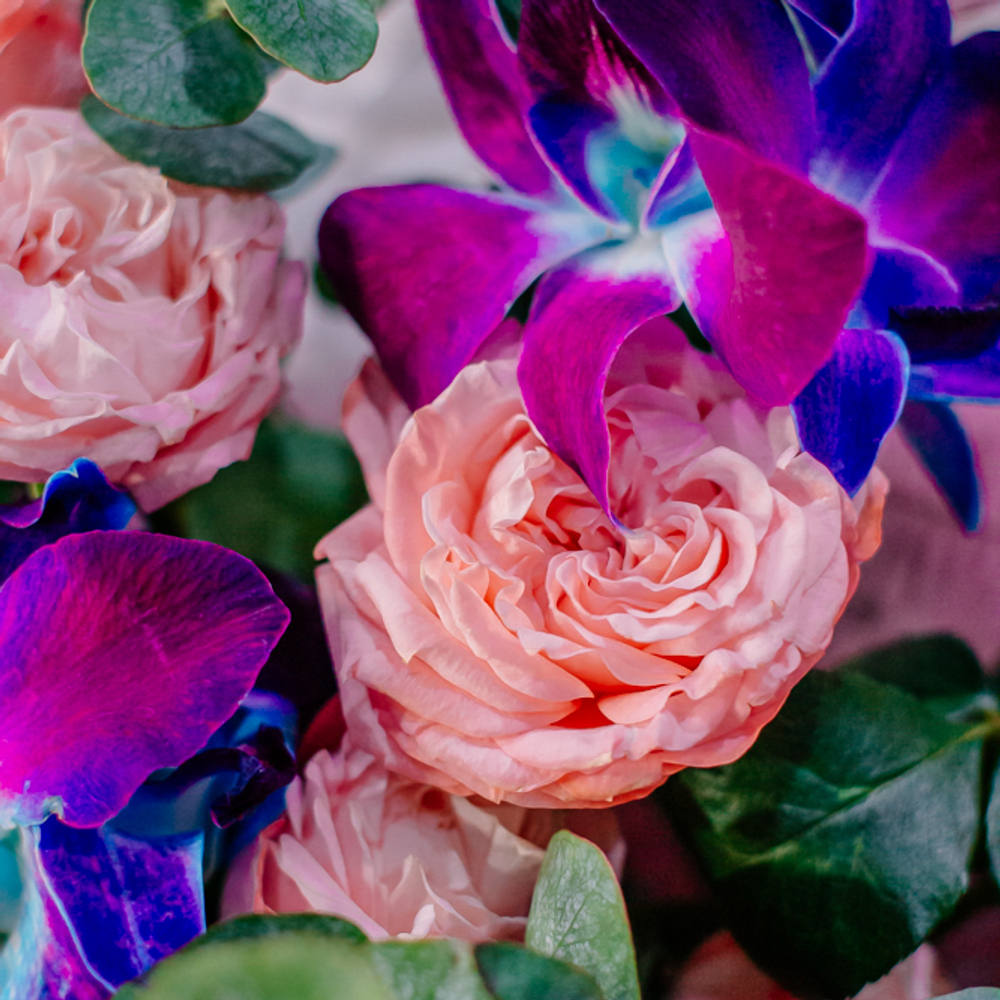 79. Необычный нежный букет с синими орхидеями