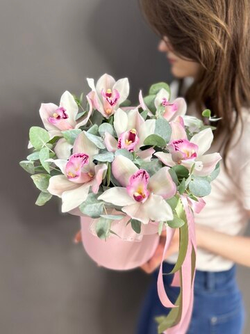 Коробка с 7 орхидеями