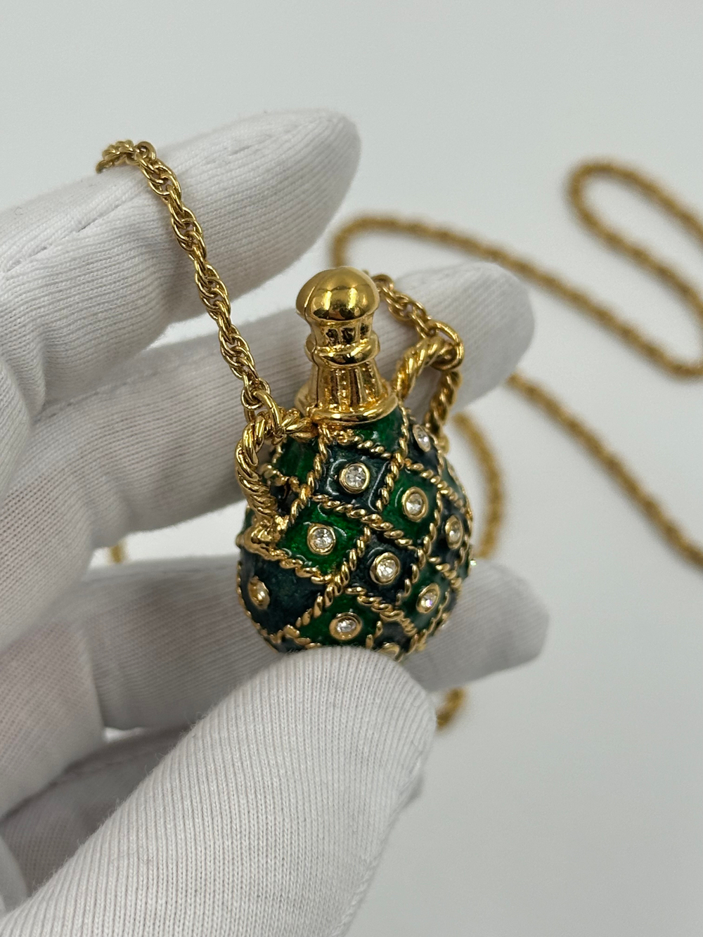 Кулон в виде амфоры с зелёной эмалью