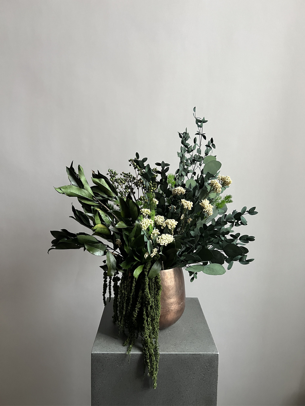 Композиция в кашпо Озотамнус