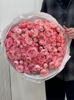 Гранд букет из яркой кустовой пионовидной розы