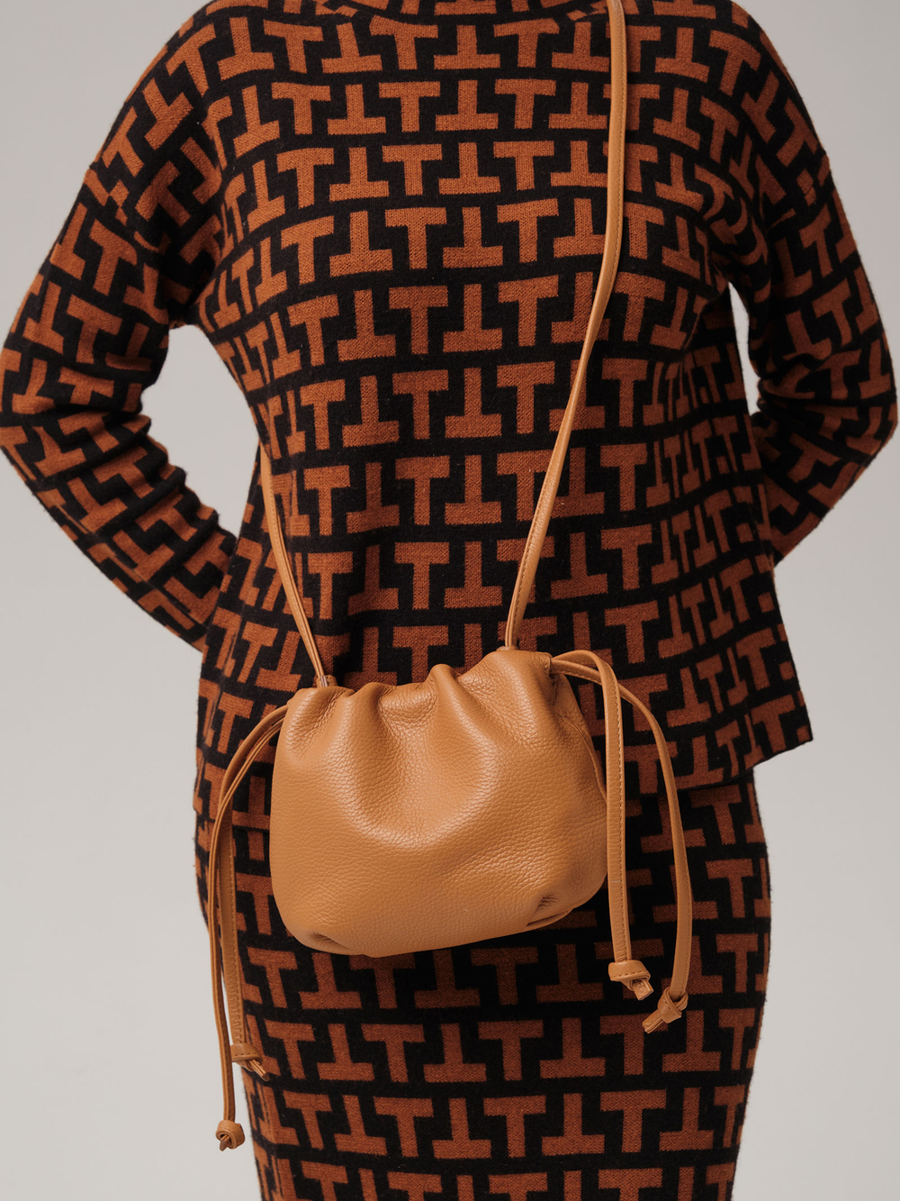 Кожаная кросс-боди Deboro 31130 коричневый лист