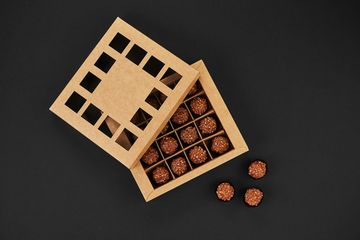 Упаковка с окнами для 16 шоколадных конфет