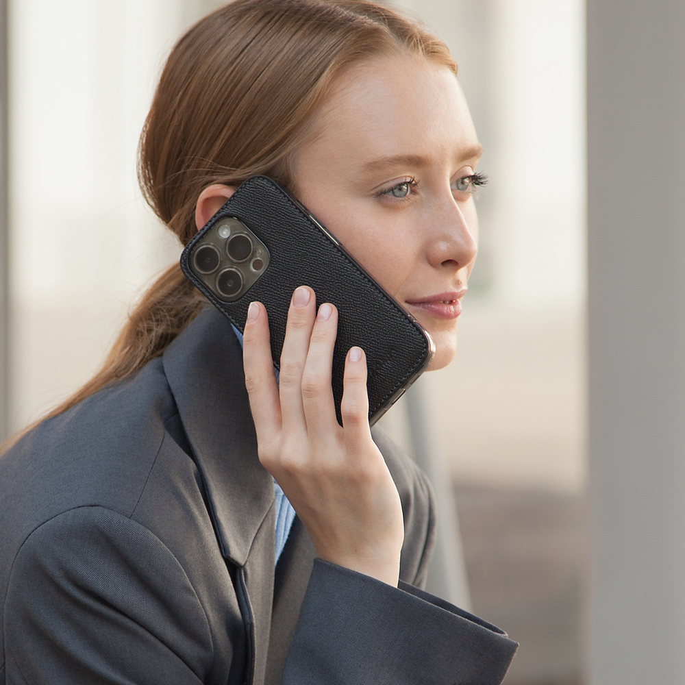 Чехол для iPhone 15 Pro из кожи сафьяно, черного цвета