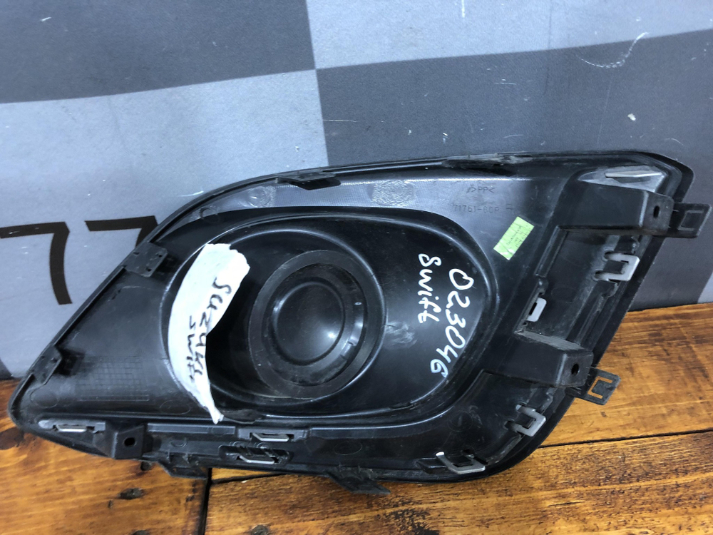 Накладка бампера переднего правая Suzuki Swift 4 11-17 Б/У Оригинал 7175160P