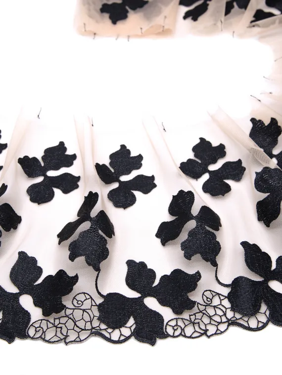 05-147 Вышивка на неэл. сетке 23 см, телесный/черный (правая)