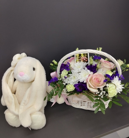 Корзинка цветов + мягкий зайчик