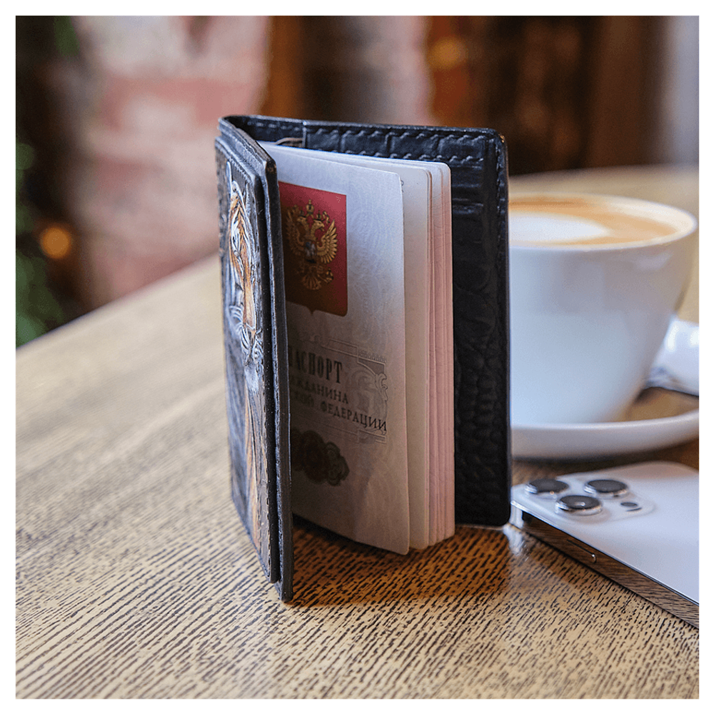 Кожаная обложка на паспорт «Тигр»