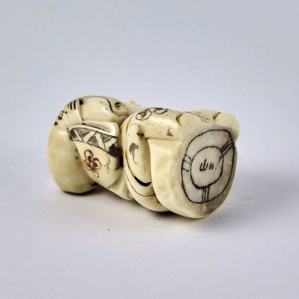 Нэцкэ Дзюродзин в круглой шапке и с ковром на плече